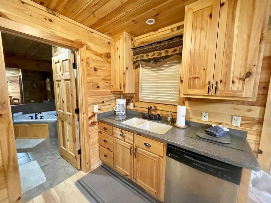 2 Bed Cabin Hot Tub Close To Helen #16 Exterior photo