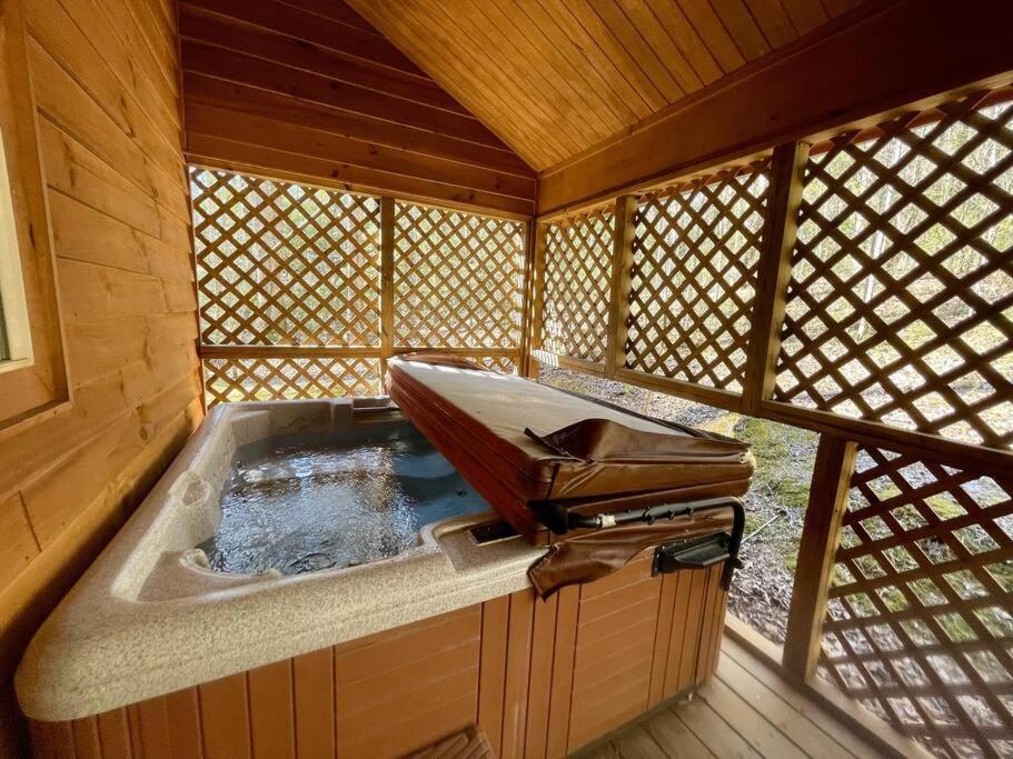 2 Bed Cabin Hot Tub Close To Helen #16 Exterior photo