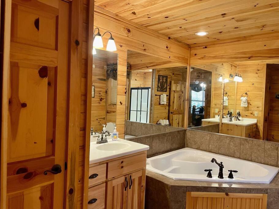 2 Bed Cabin Hot Tub Close To Helen #16 Exterior photo